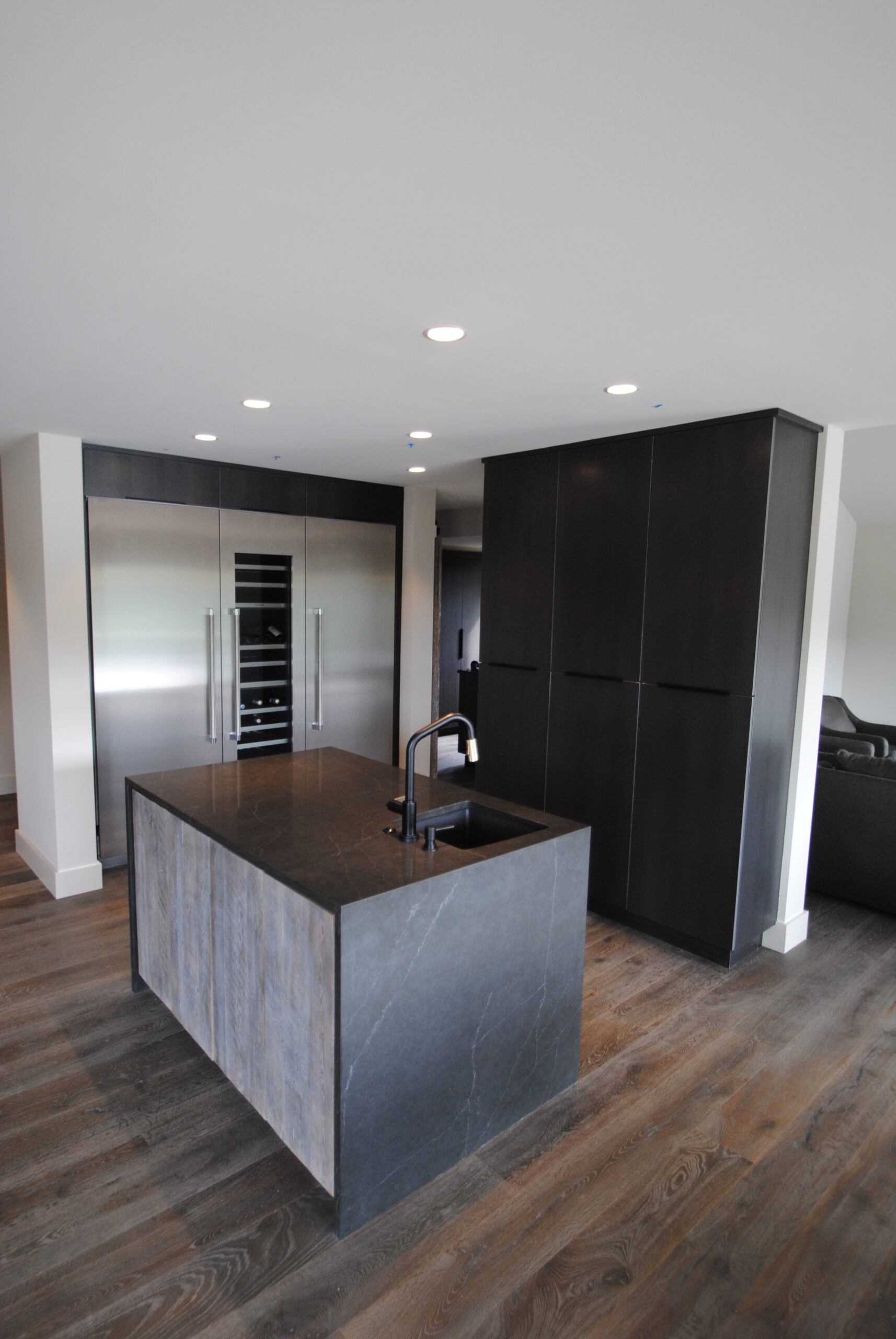 Lange Customs Modern Lake House 004